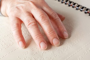Femme aveugle lisant du braille